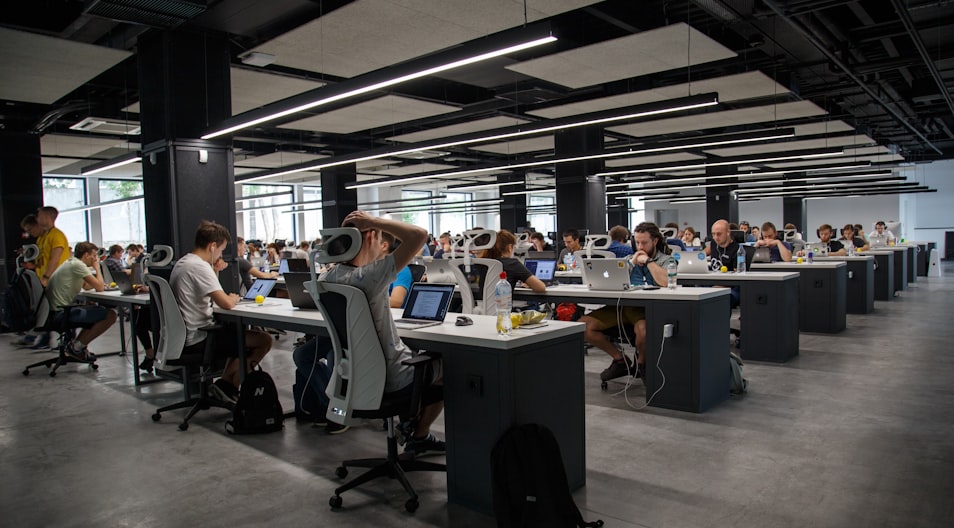 Equipe de funcionários trabalhando em um escritório