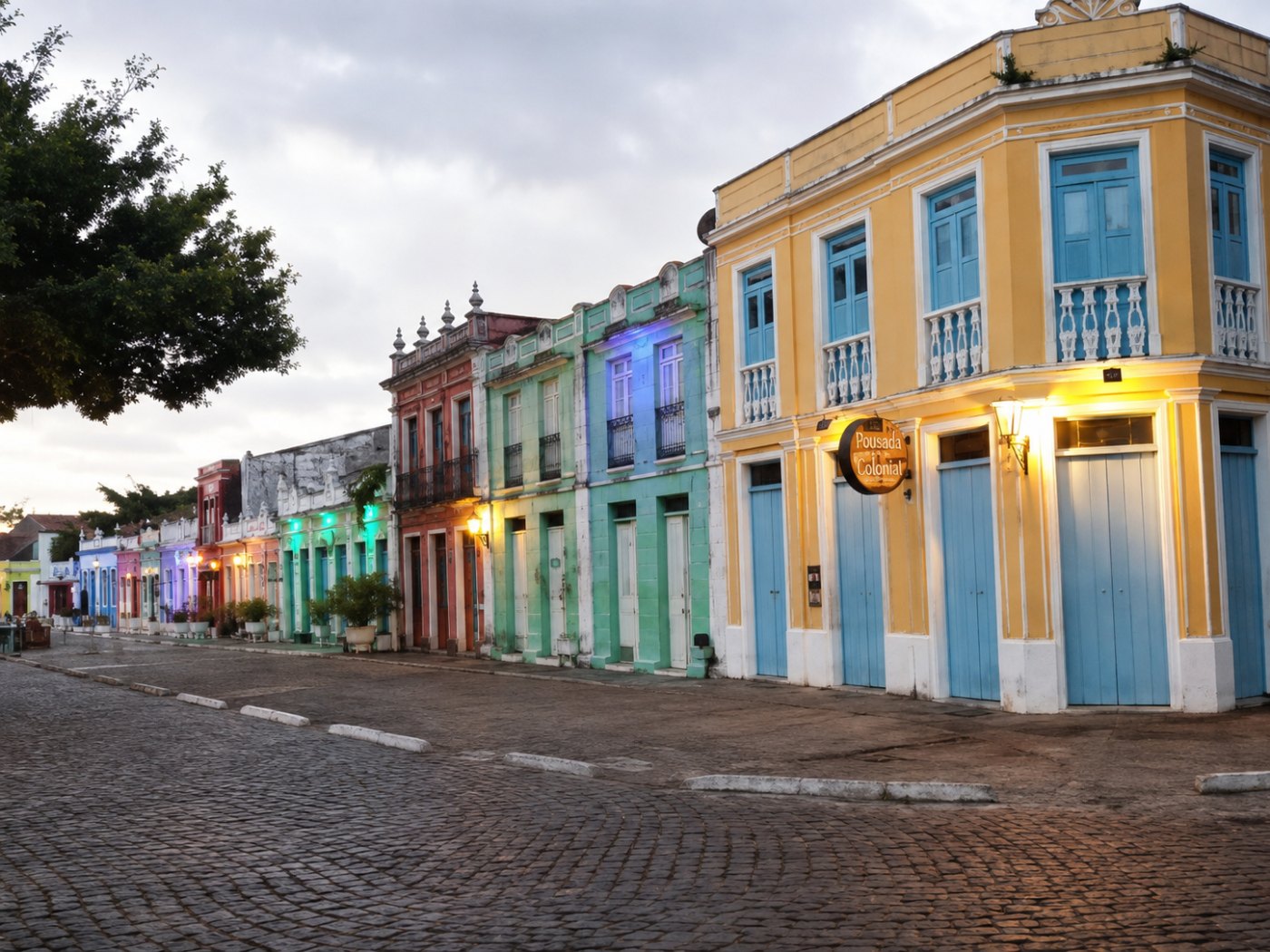 Casarios coloridos do centro histórico de Canavieiras