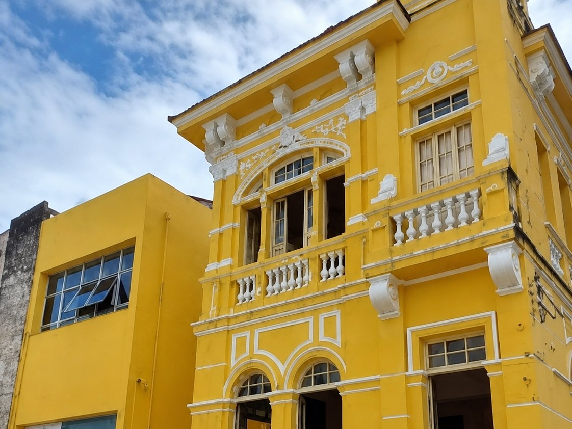 Casarão histórico amarelo no centro de Ilhéus