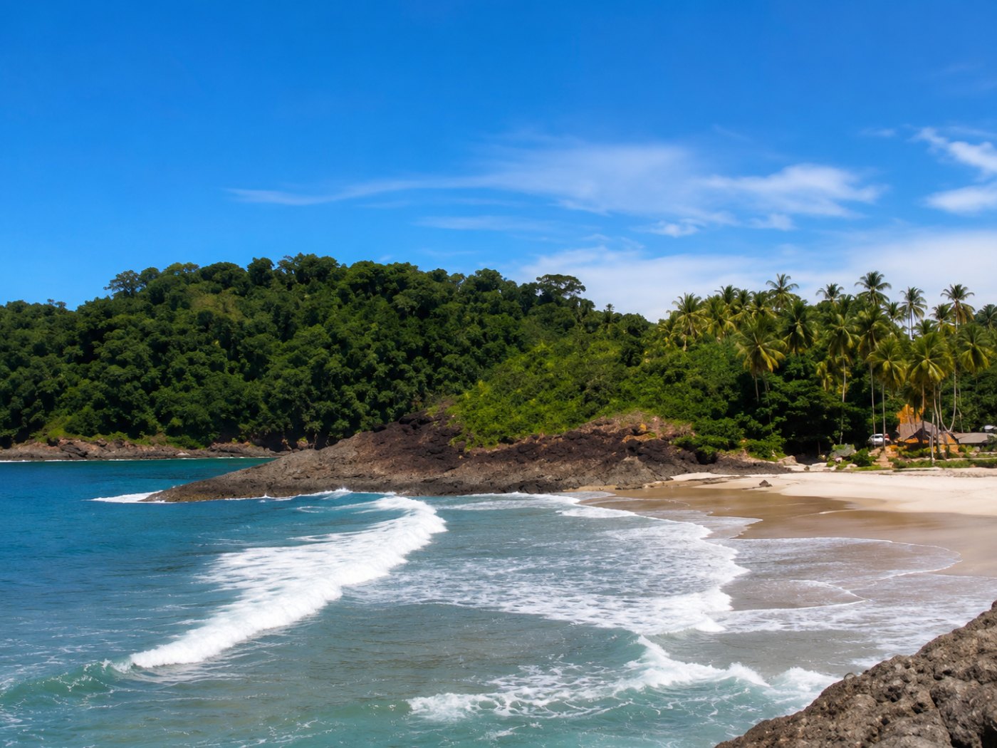 Praia de Itacaré com mata atlântica e coqueiros