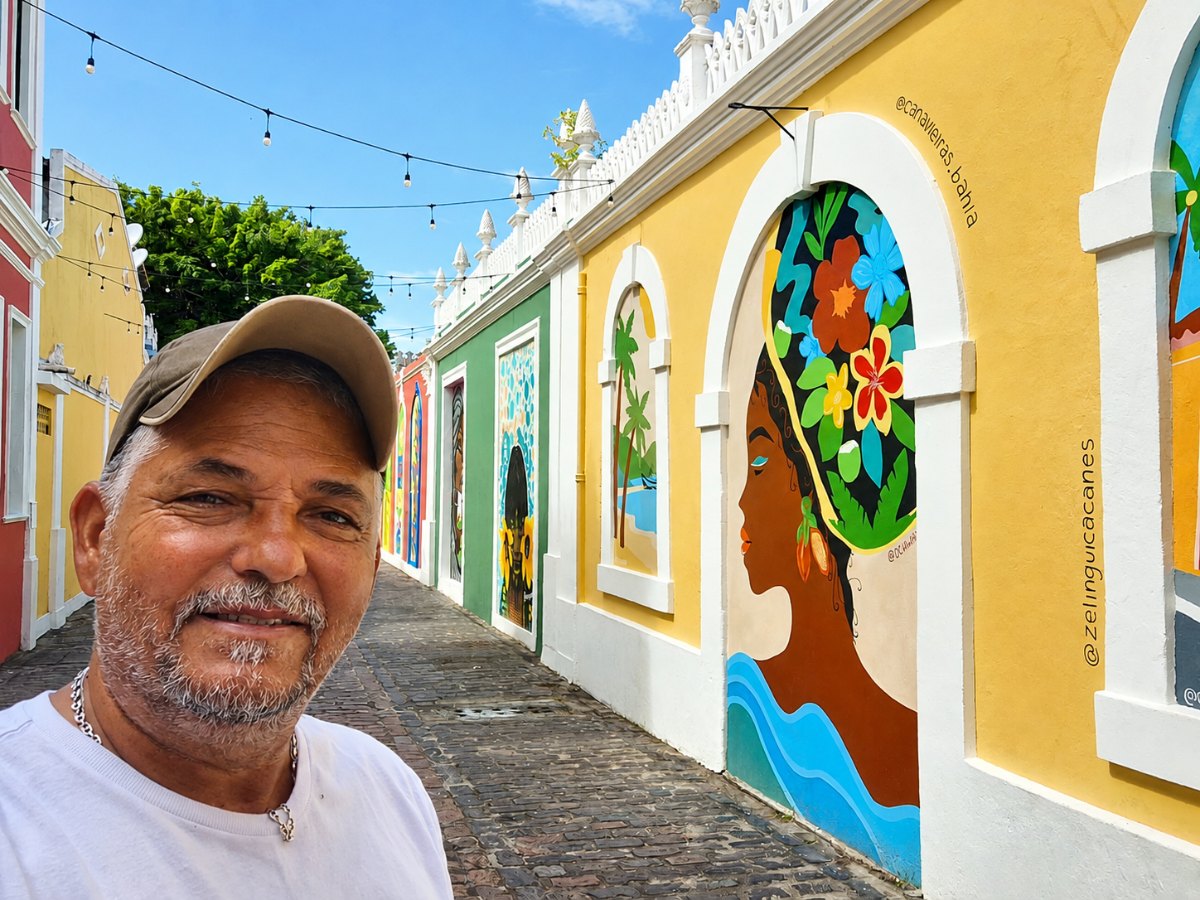 Edson Vasconcelos Carvalho, fundador da EVC Turismo, na Travessa das Artes em Canavieiras