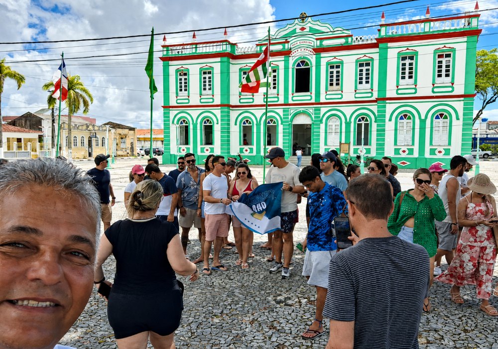 Passageiros reunidos na praça central de Canavieiras