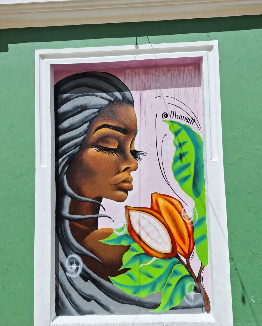 Mural de mulher com fruto de cacau