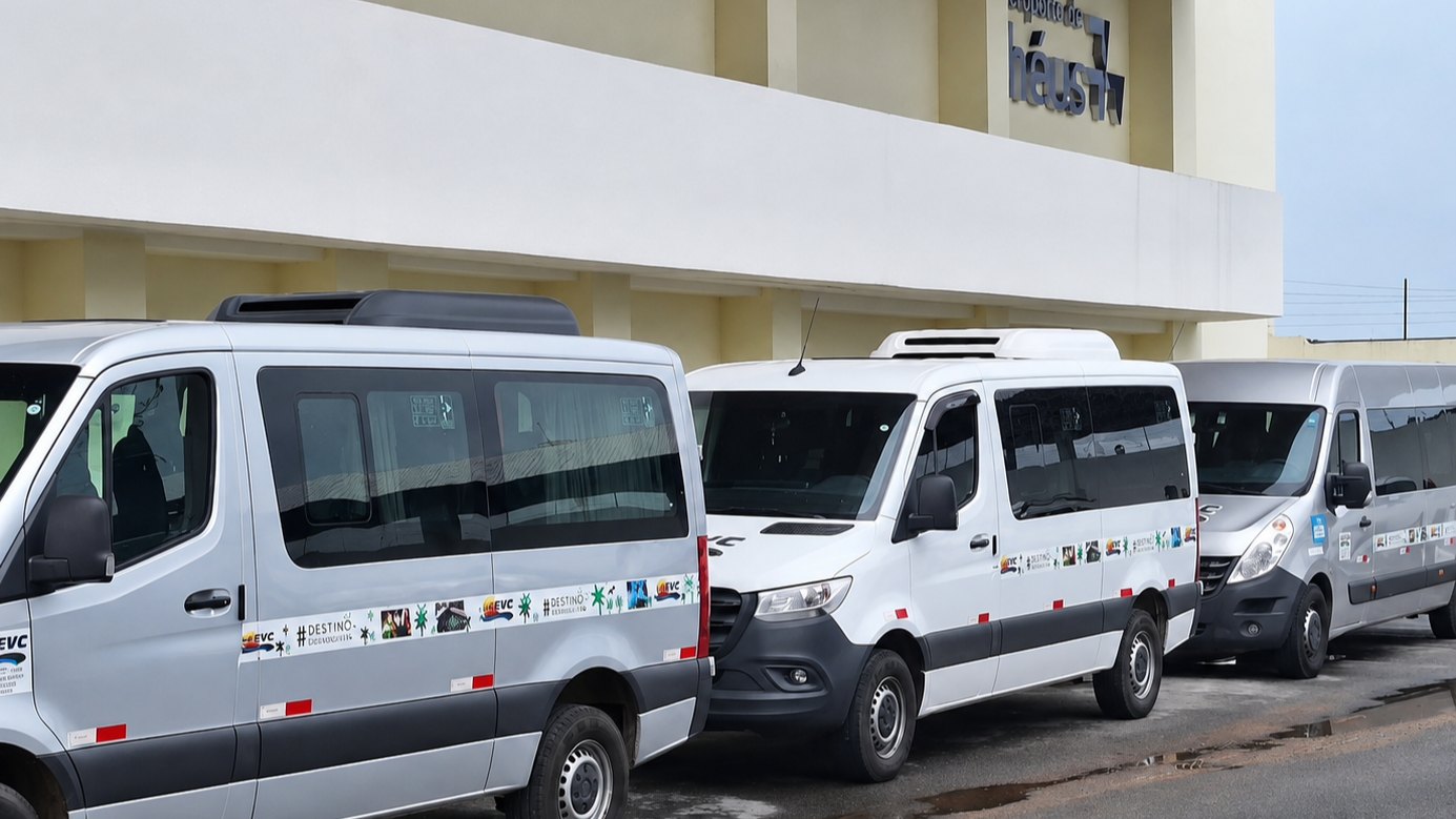 Frota de vans da EVC Turismo no aeroporto de Ilhéus