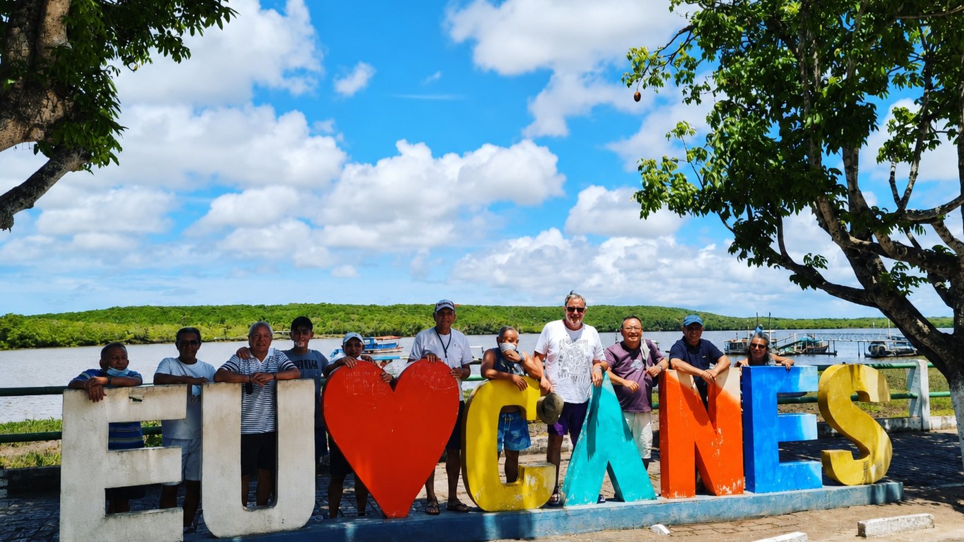 Grupo de passageiros no letreiro de Canavieiras