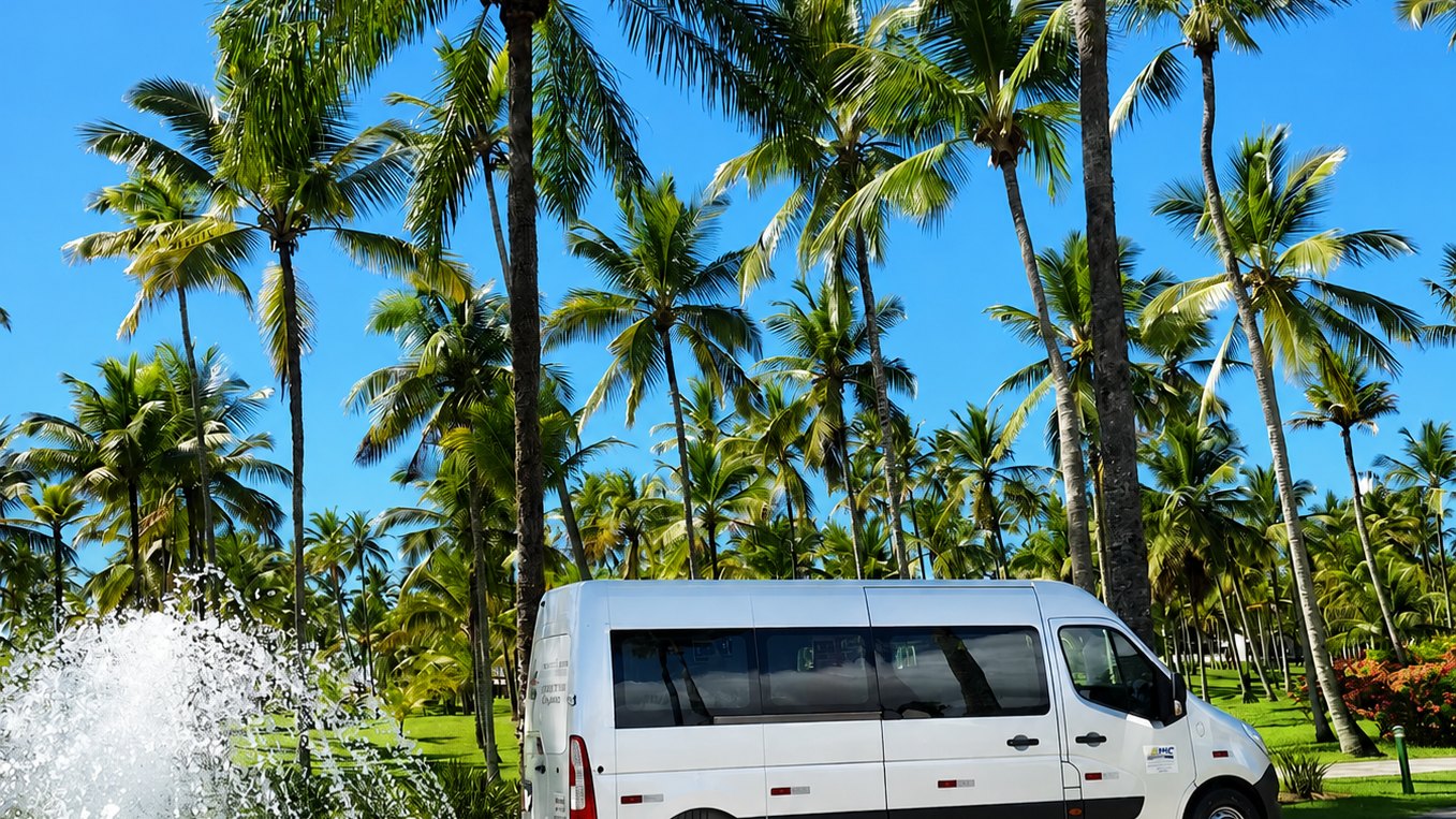 Van da EVC Turismo entre os coqueiros do Transamerica Comandatuba
