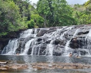 Cachoeira em meio à mata na região de Itacaré