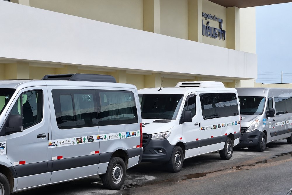 Vans da EVC alinhadas no aeroporto de Ilhéus